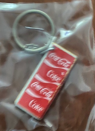 93246-1 € 4,00 coca cola sleutelhanger tevens een boekje.jpeg